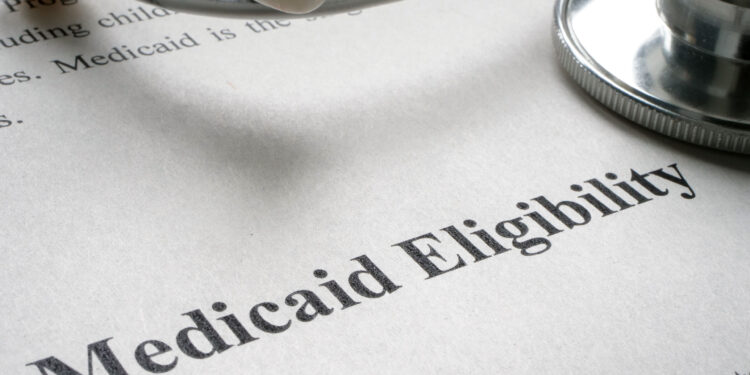 La búsqueda de Trump de inscritos indocumentados en Medicaid arroja muy pocos infractores