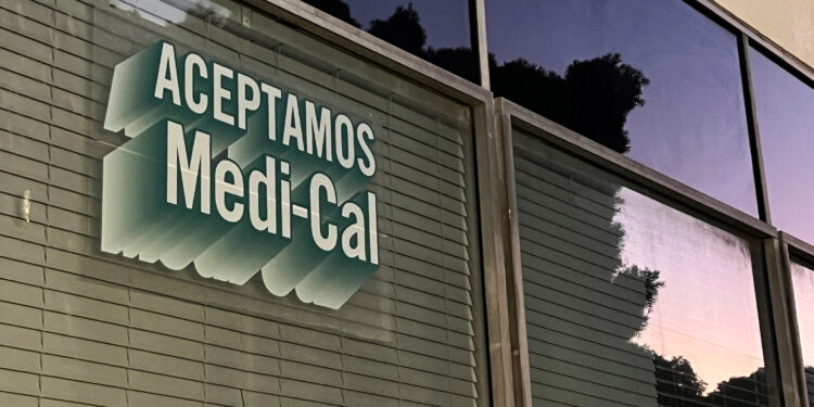 Cae la inscripción de inmigrantes en Medi-Cal y expertos lo atribuyen a las políticas de Trump