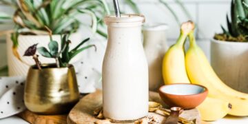 15 Banana Smoothie Recipes (Healthy, Easy & Creamy)